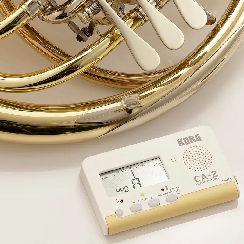 KORG CA-2 Compact Chromatické Tuner Guitar/Bass/Saxofón/ Husle/ Flauta Tuner Univerzálny Tuner (ideálne pre Brass Band či Orchester)1